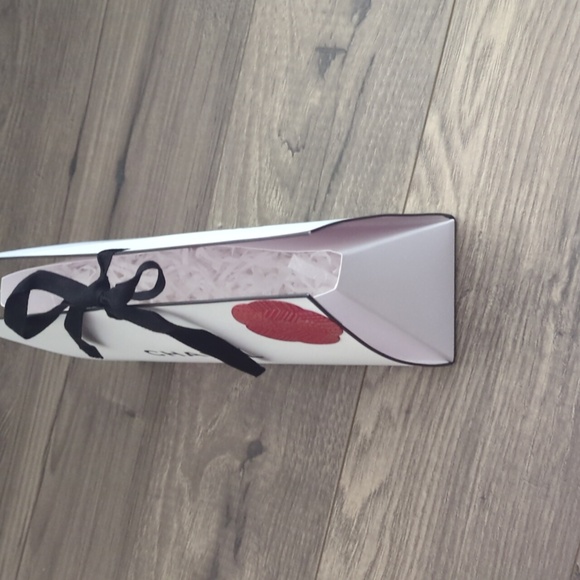 Chanel Gift Bag w/Confetti Rose Petal Design Tie Closure & Card/Sleeve - Picture 5 of 15